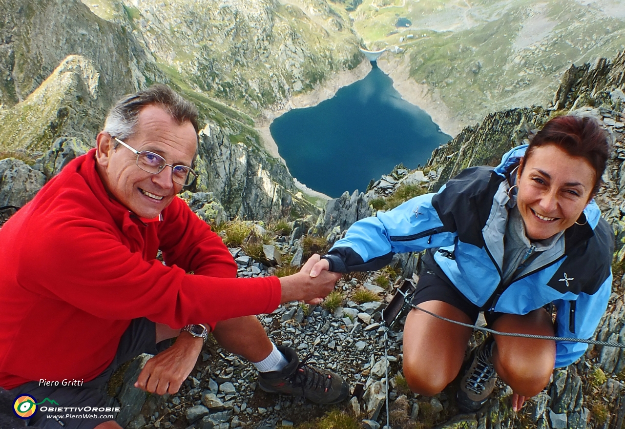 35 una stretta di mano alla 'sirenetta' del sottostante Lago del Diavolo....JPG